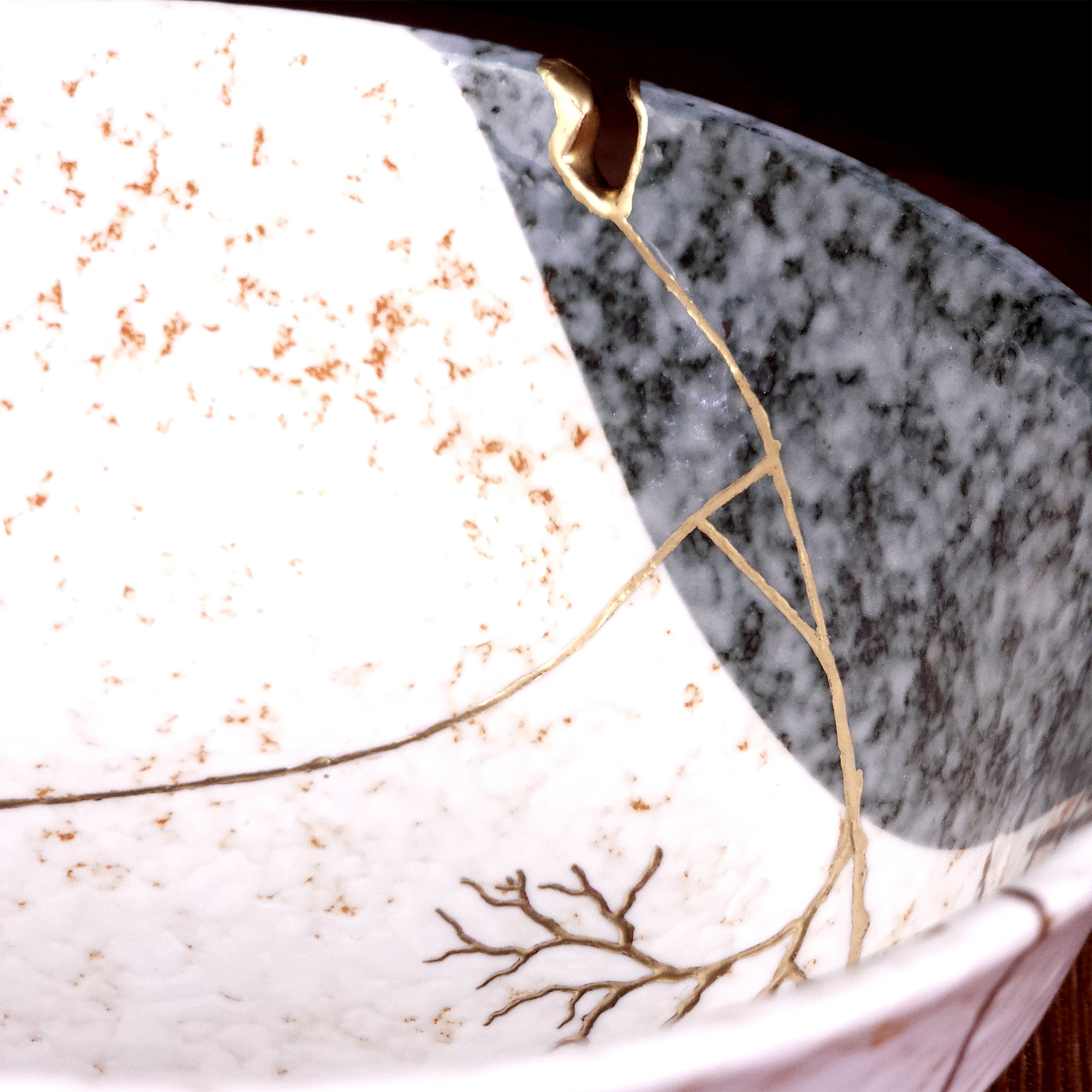 Cloud Mist Kintsugi Bowl - Handcrafted Stone-Flecked Decorative Bowl (17 x 9 cm)